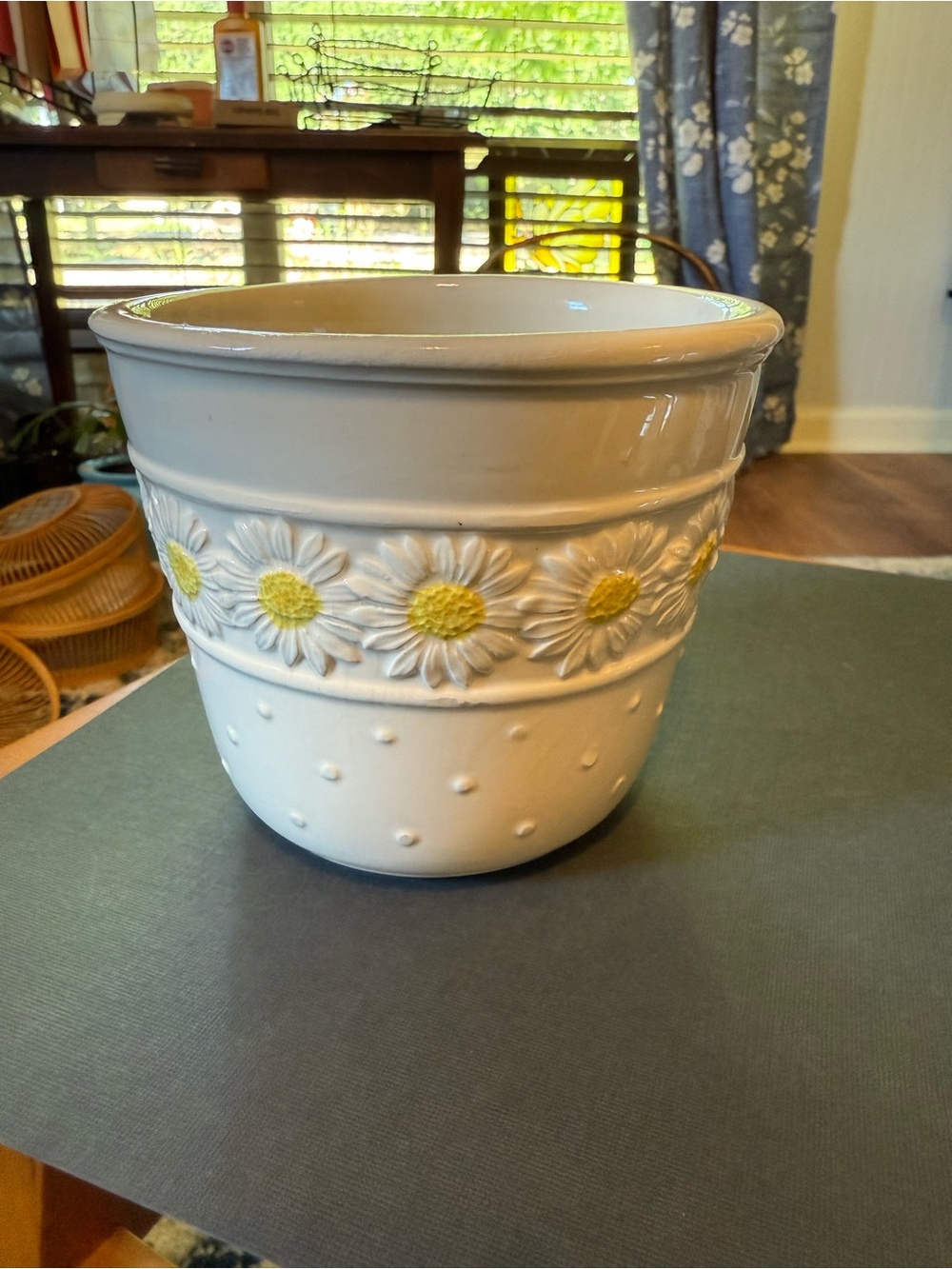 Bassano - made in Italy - planter or flower pot - Daisy flowers - 4 1/2 in tall